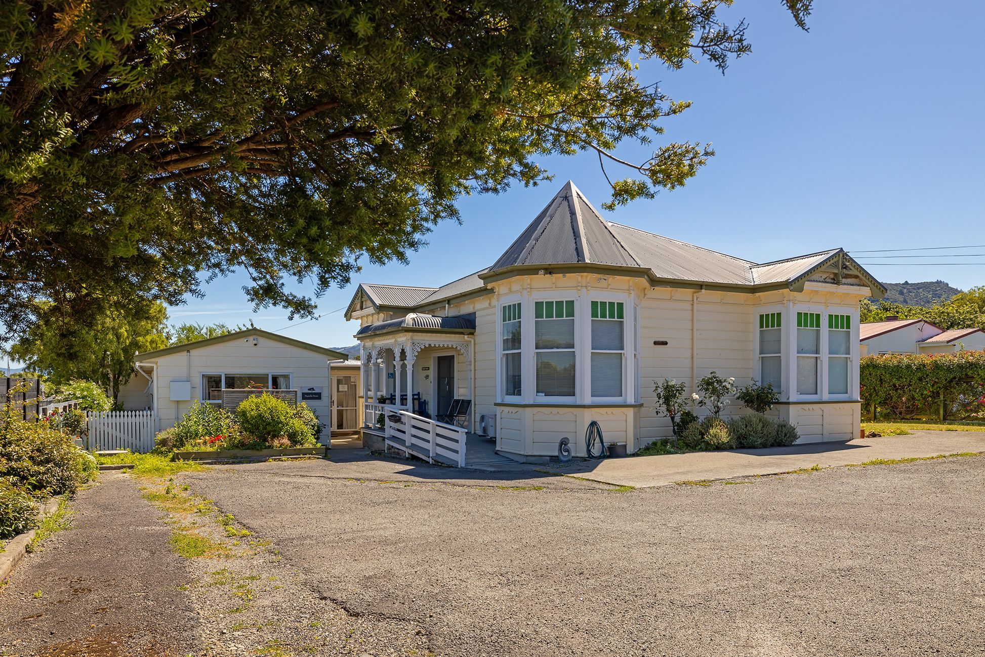 Featherston 5 + 3 bedroom